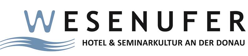 Logo mit dem Schriftzug „WESENUFER“ und stilisiertem „W“ mit Wellenmotiv; darunter steht „HOTEL & SEMINARKULTUR AN DER DONAU“.
