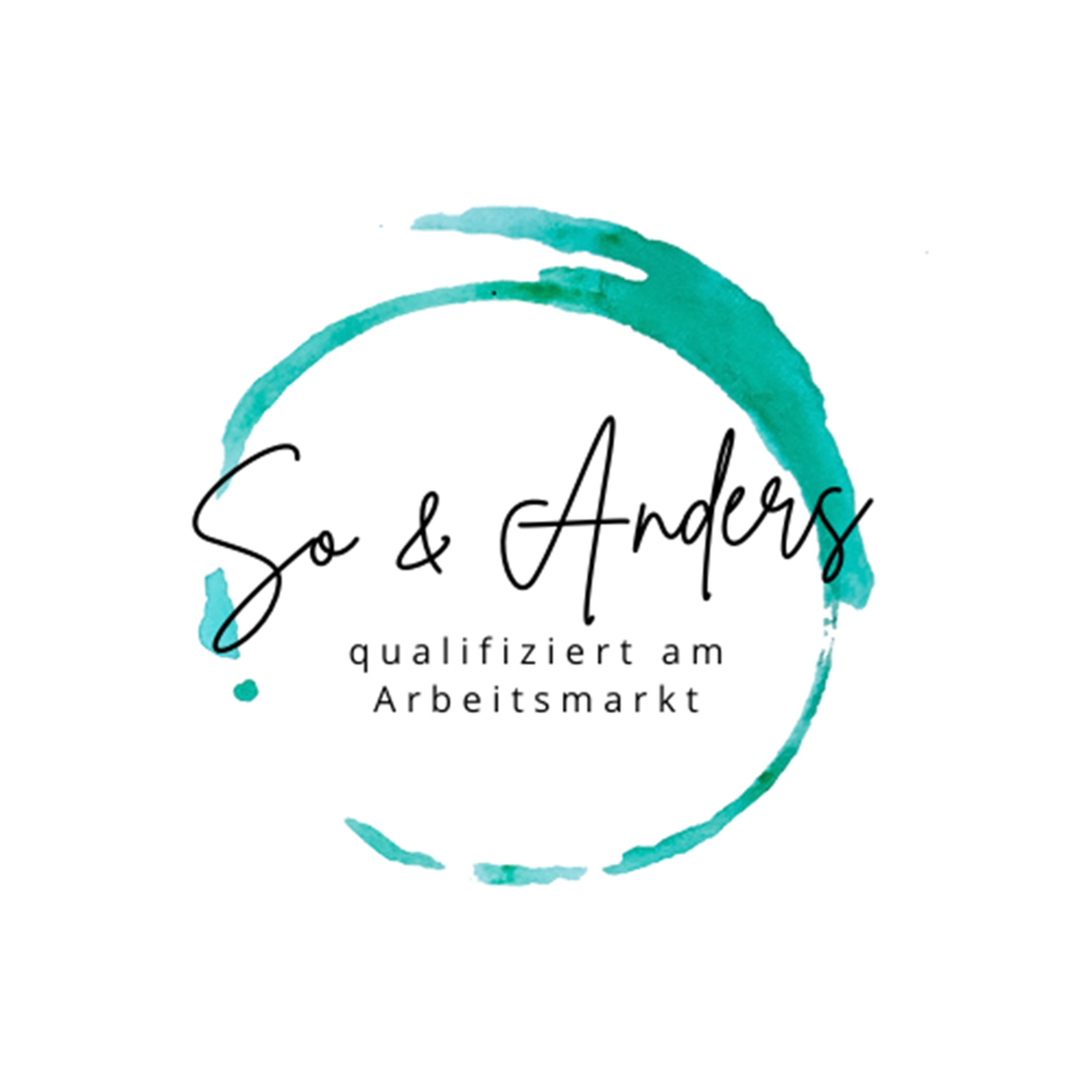Logo mit handgezeichnetem türkisfarbenem Kreis und dem Schriftzug „So & Anders“ in schwarzer Schreibschrift; darunter steht „qualifiziert am Arbeitsmarkt“.