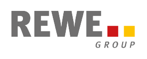 Logo mit dem Schriftzug „REWE“ in Grau, daneben zwei farbige Quadrate in Rot und Gelb sowie dem Zusatz „GROUP“.