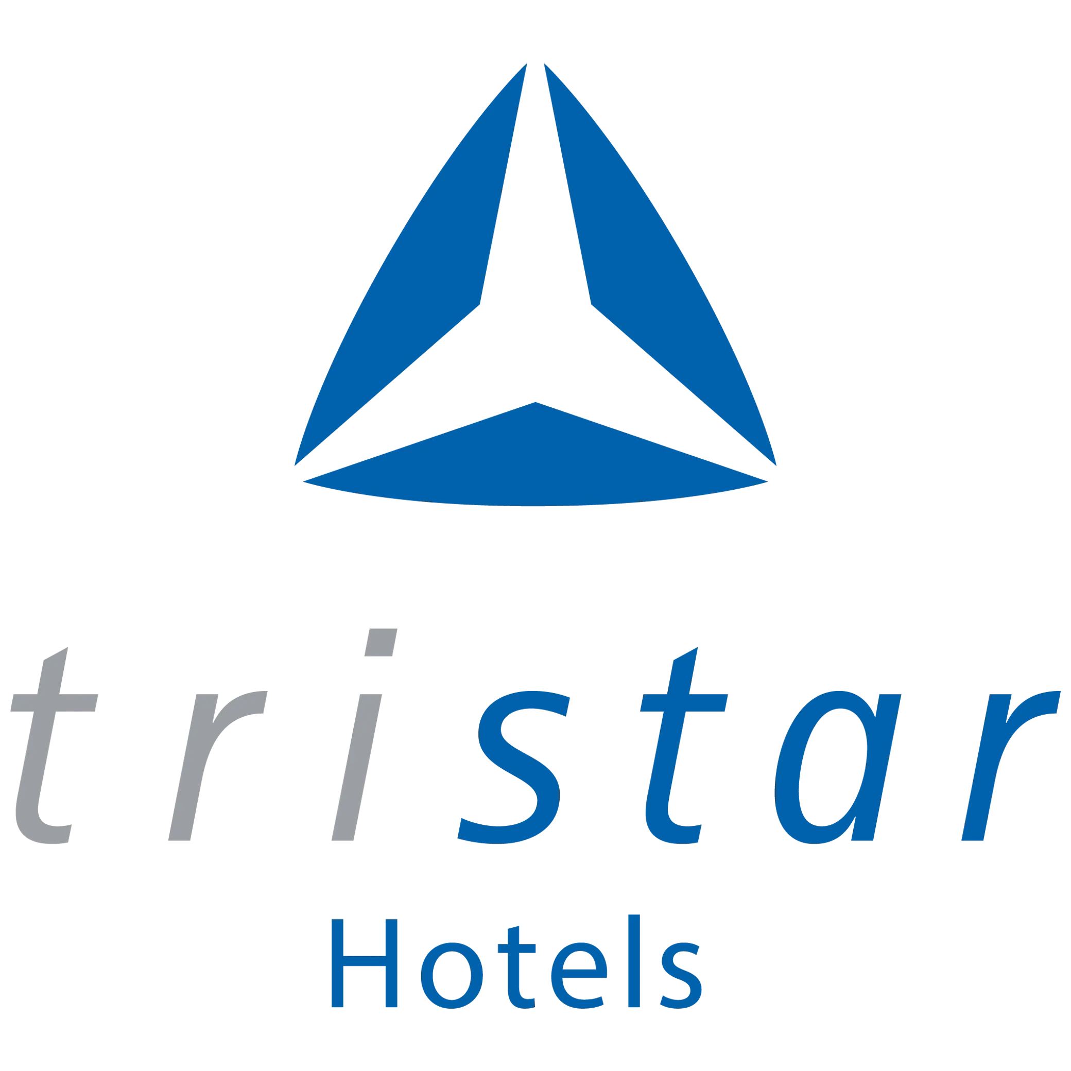 Logo mit blauem, dreieckigem Symbol auf schwarzem Hintergrund und dem Schriftzug „tristar Hotels“ in Blau und Grau darunter.