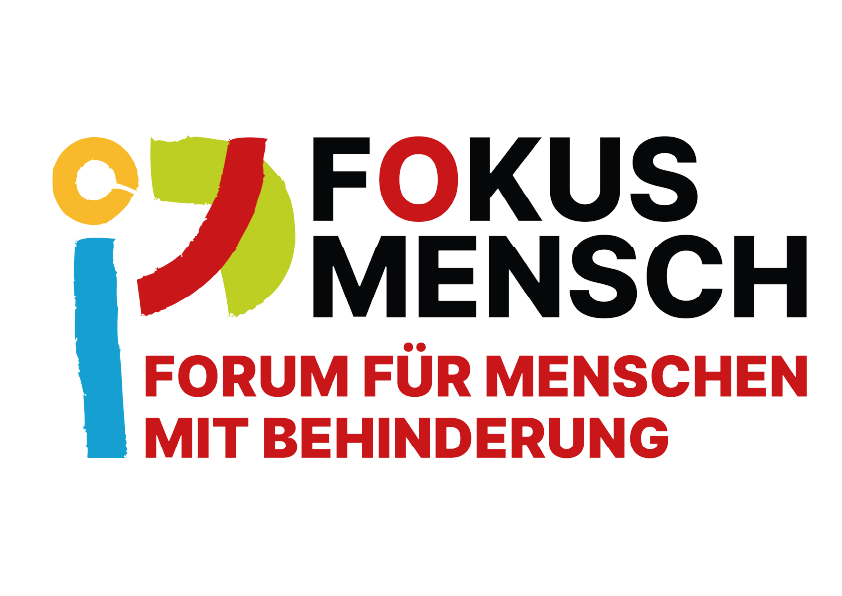 Das Logo gehört zu **„Fokus Mensch – Forum für Menschen mit Behinderung“**. **Beschreibung:** * Links sieht man ein stilisiertes, farbenfrohes Symbol: * Gelb, Grün, Rot und Blau bilden gemeinsam eine abstrahierte Figur bzw. Bewegung – das wirkt dynamisch und inklusiv. * Rechts daneben steht groß der Schriftzug: * **„FOKUS MENSCH“** (wobei „FOKUS“ hervorgehoben ist) * Darunter in kräftigem Rot: * **„FORUM FÜR MENSCHEN MIT BEHINDERUNG“** **Wirkung & Aussage:** Das Logo transportiert sehr klar das Thema **Inklusion und Vielfalt**. Die bunten, lebendigen Farben stehen für unterschiedliche Menschen, während die Form Bewegung, Zusammenhalt und Begegnung symbolisiert.