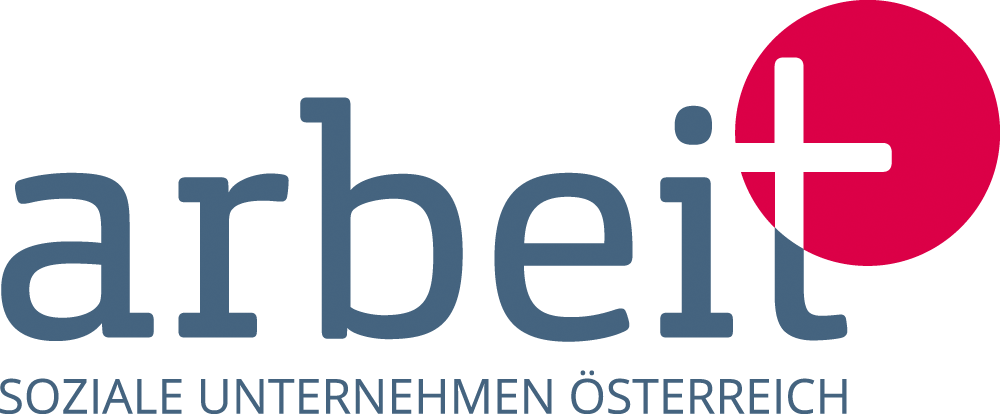 Logo von arbeit plus – Soziale Unternehmen Österreich mit dunkelblauem Schriftzug ‚arbeit‘ und einem pinken Kreis mit weißem Pluszeichen. Darunter steht: ‚Soziale Unternehmen Österreich‘.
